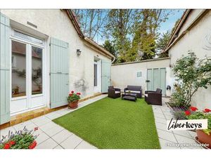 Maison avec cour au pied des rempart d'Avignon à rénover + Parking