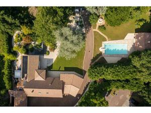 Élégante propriété familiale avec parc et piscine chauffée – Écully