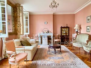 Maison en pierre avec jardinet et stationnements - PALAIS GALLIEN