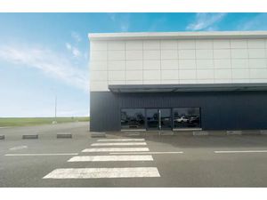 Locaux commerciaux de 766 m² avec surface de vente extérieure