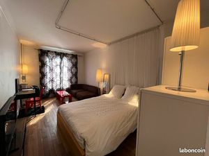 Grand Studio meublé de 35 m2 sur rue privée  au 4e étage  vue sur un monastère