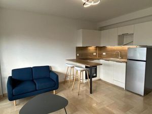 2 pièces meublé avec clim – Grand balcon – Box & cave – Proche mer