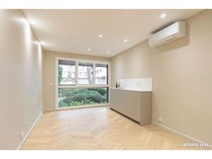 Pièce de consultation dans cabinet paramédical (13009)