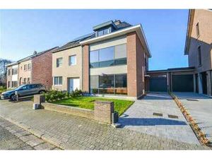 Spacieuse maison jumelée avec 4 chambres à coucher près du p