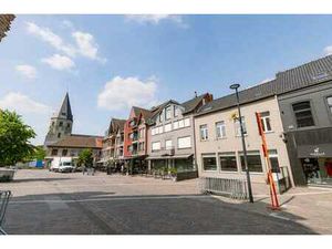 Immeuble commercial avec appartement et garage sur la place