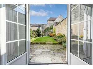 Bien rare au coeur de Senlis ! Appartement de 4 pièces rénové avec jardin