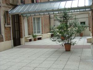 EXCLUSIVITE - PETIT STUDIO avec mezzanine au RdC sur cours - PARIS 6EME