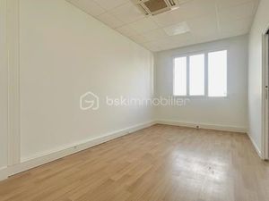 Bureau de 33 54 m² à Noisy-Le-Grand