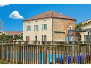 Maison de 8 pièces de 290 m² avec piscine située à Aubagnan