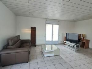 F2 meublé avec terrasse  jardinet et parking