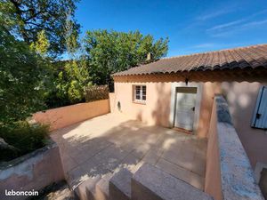 T3 en haut de villa avec terrasse et 2 places de stationnement