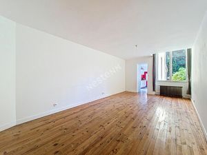 Appartement Poitiers 2 pièces 52.76m² m2 de caractère avec extérieur privé  parquet ancien