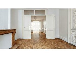 Grand studio en plein centre - République