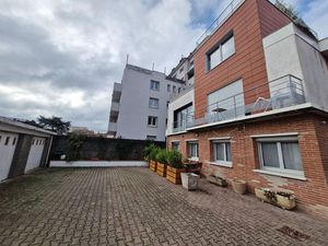 À louer   un appartement meublé de 3 pièces de 73 87 m² à Toulouse avec extérieur et stati