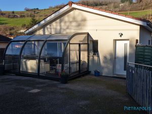 Maison récente avecun mobil-home sur la commune de JOUX