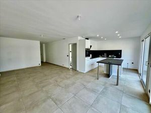 Villa F4 avec garage  de plain pied sur trois faces avec terrasse  comprenant :