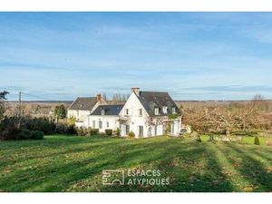 Demeure de caractère avec piscine entre vigne et bois