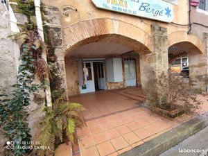 Petit local commercial avec vitrine sur place principale