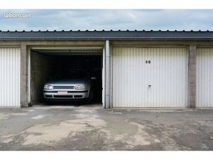 Garage fermé environ 20 m² en résidence sécurisée – lumière naturelle