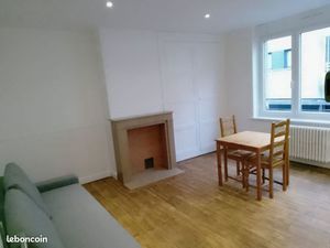 Studio rénové 1er étage centre ville