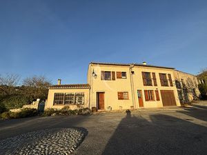 Proche CARCASSONNE  Maison avec deux logements  jardin et garage.