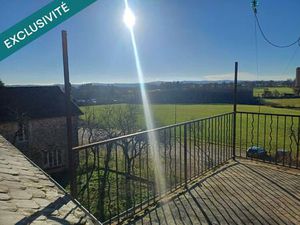 Situé en plein centre de Lanuéjouls   cet immeuble offre un emplacement idéal dans une com