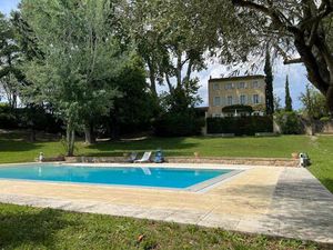 Ancienne bastide avec piscine et terrain à vendre à Cadenet