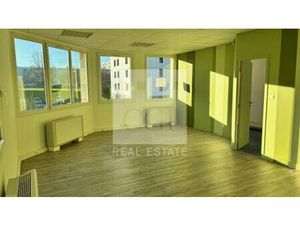 Location Local Professionnel 97m² ST PRIEST 69800