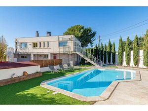 LES TROIS LUCS - DUPLEX AVEC JARDIN ET PISCINE