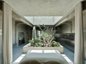 Uniqum - Architectuur tot op haar essentie. Een bijzonder doordacht brutalistisch appartem