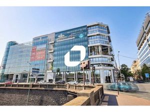 A LOUER  Bâtiment verdoyant au pied de la porte d'Orléans !