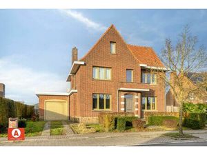 Karaktervolle open bebouwing met 5 slaapkamers en bureau