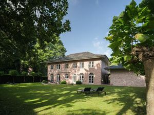 Vrijstaande villa (363 m²) met ruim bijgebouw op een gunstig perceel van 1.205 m²