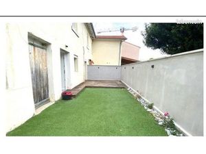 Apparemment avec jardinet