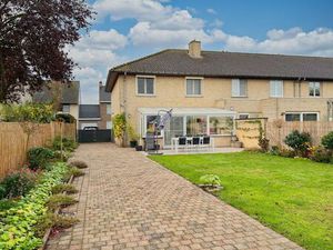 Ruime  lichtrijke woning met zonnige tuin+ aparte garage