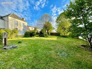 Grande maison individuelle avec jardin