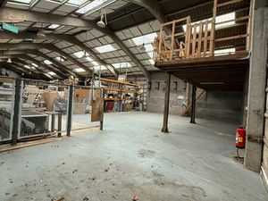 À louer atelier avec centre d’usinage weeke Bhc 550