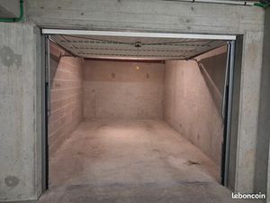 Garage fermé en sous-sol sécurisé