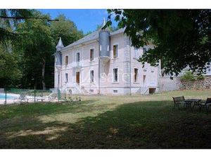 Château et ses 1 200 m² d'annexes bâties