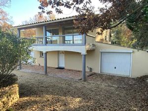 A 4 km à pieds du Pont du Gard  Villa avec 1500 m2 de terrain.