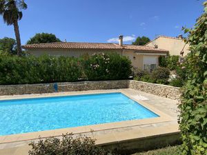 Villa de plain pied sur un terrain de 2300 m2 avec piscine.