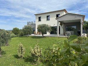 Uzès à pieds villa sur beau terrain paysagé avec piscine.
