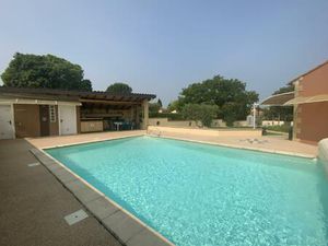 Villa plain pied sur 1000 m2 de terrain avec piscine.
