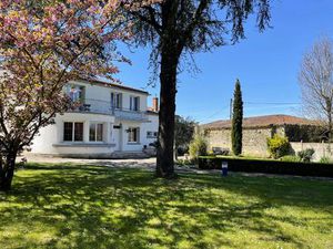 Maison d’architecte élégante avec maison d'amis et piscine