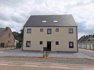 GELIJKVLOERS APPARTEMENT MET TWEE SLAAPKAMERS EN PRIVATIEVE TUIN