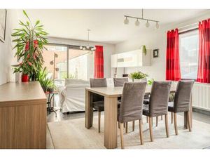 Gelijkvloers appartement + tuin en garagebox te Burcht!