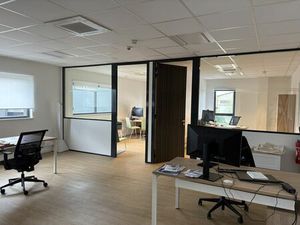 A LOUER - Bureaux avec stockage