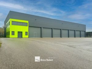 A vendre - Local d'activités indépendant sur son terrain avec 7 portes sectionnelles élect