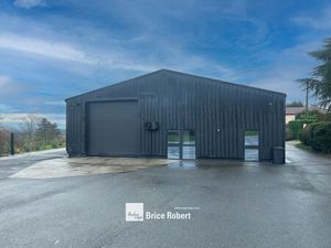 A vendre - Bâtiment industriel indépendant avec bureaux aménagés et espace de stockage - F