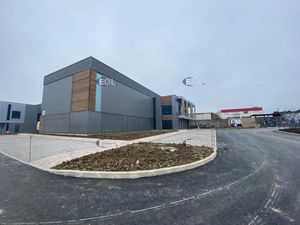 Bâtiment d'activité avec bureaux de 948 m² à louer à Courtry (77)